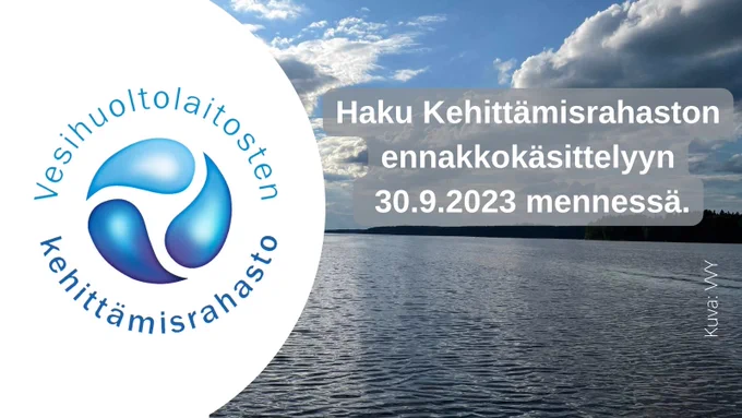 Vesistömaisema. Päällä teksti: Haku Kehittämisrahaston ennakkokäsittelyyn 30.9.2023 mennessä. Mukana Kehittämisrahaston logo, jossa on kolme vesipisaraa.