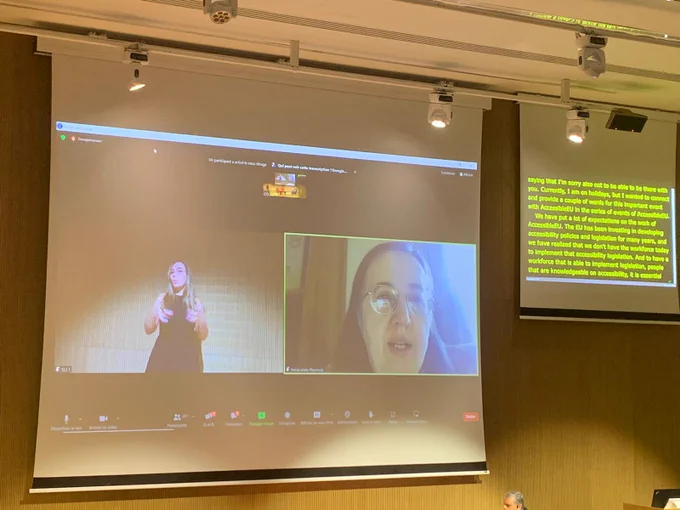 A screener displaying two screens. On the one on the left, there is a woman providing sign language. On the one on the right, there is Inmaculada Placencia. On the right of the screener, there is a small screen displaying a transcription.