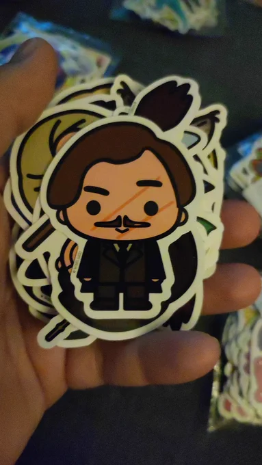 Harry Potter Sticker in meiner Hand. Ganz oben liegt ein Sticker mit Lupin 