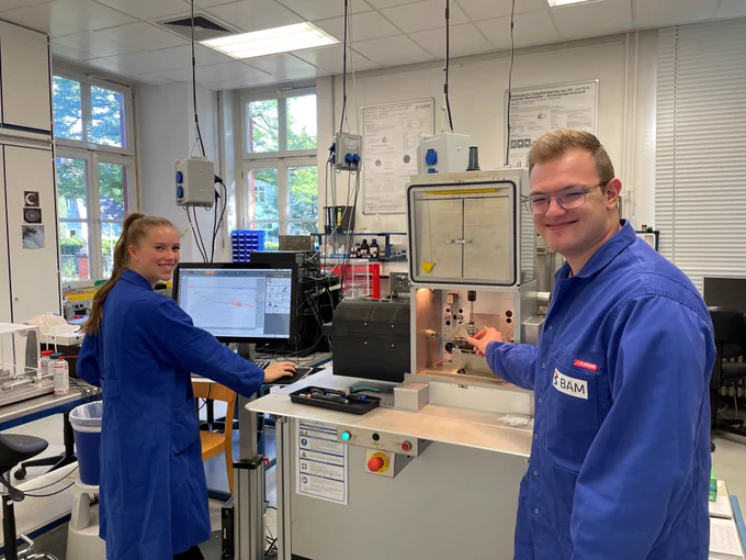 Jana Jähring and Jonas Dripp in a laboratory.