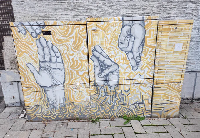 Valokuva sähkökaapista, jossa on maalaus
