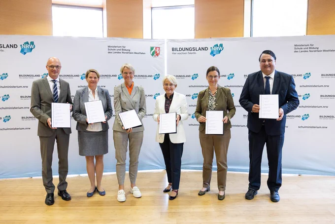 v.l.n.r: Dr. Markus Warnke, Prof. Dr. Wiebke Möhring, Dorothee Feller, Bärbel Bergerhoff-Wodopia, Prof. Dr. Barbara Albert, Prof. Dr. Martin Paul; © Marcel Kusch