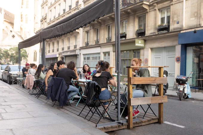 De nombreuses personnes sont assises en terrasse rue Greneta dans le 3e. 
Crédit : Joséphine Brueder / Ville de Paris
