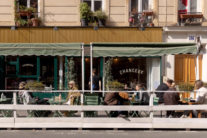 De nombreuses personnes sont assises en terrasse rue Saint Maur dans le 11e.
Crédit : Joséphine / VIlle de Paris