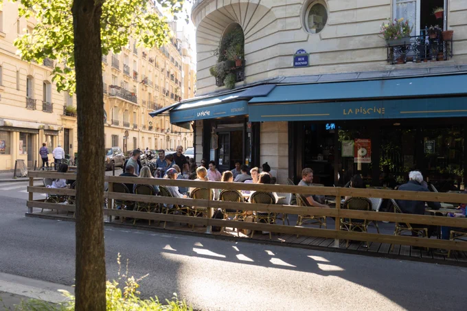 De nombreuses personnes sont assises en terrasse rue Boinod dans le 18e
Crédit : Joséphine Brueder / Ville de Paris