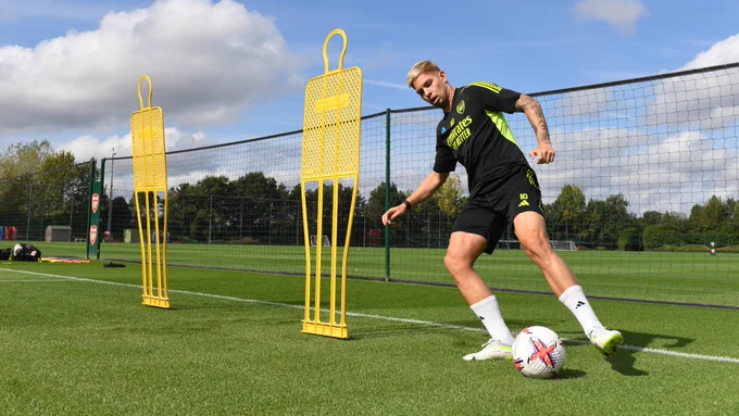 Emile Smith Rowe in training today passing a ball.