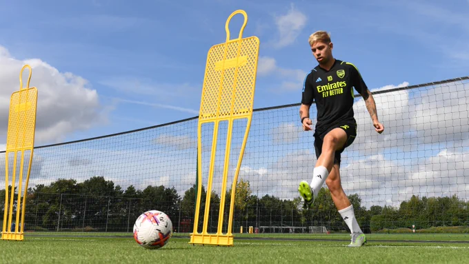 Emile Smith Rowe in training today passing a ball.