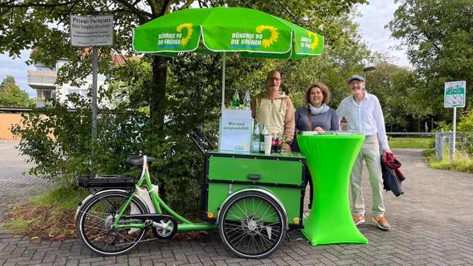 Das Bild zeigt drei Mitglieder der Grünen bei der Sprechstunde in Quettingen.