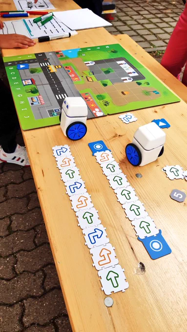 Zwei KUBO-Roboter mit den zugehörigen Programmierkacheln