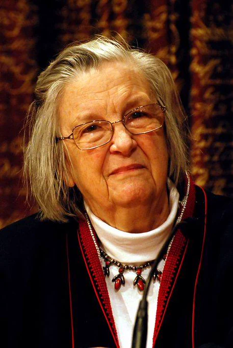 Elinor Ostrom looking directly at the camera.