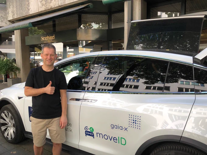 GAIA-X project moveID demonstrating SSI and blockchain working in the background for enabling open and discrimination free mobility service ecosystems. The demo is in Kardinal Döpfner Straße 4 in Munich CIty Center until Friday, September 8th 2023.