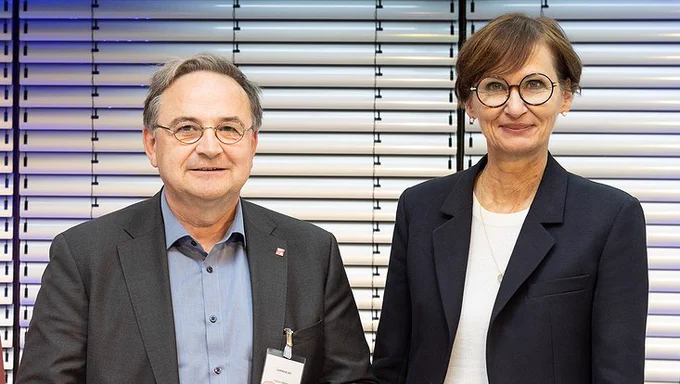 Prof. Dr. Franz Kärtner bei der Preisübergabe in Berlin, neben der Bundesministerin für Bildung und Forschung, Bettina Stark-Watzinger. Credits: UNIPRENEURS