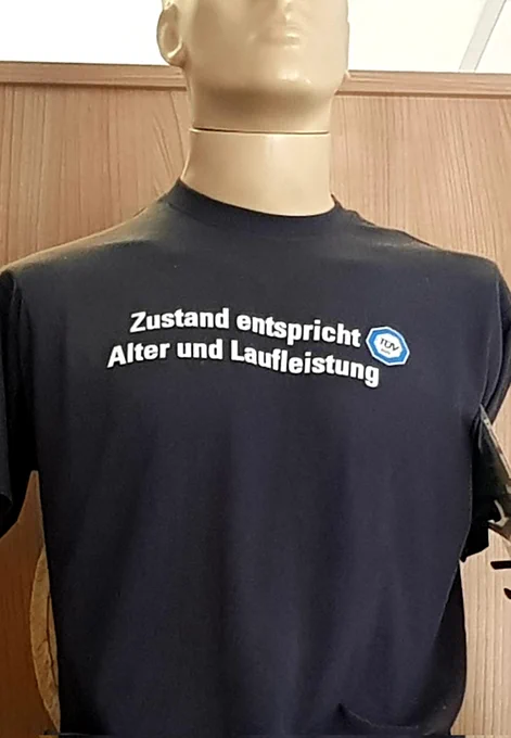 T-Shirt-Aufdruck: Zustand entspricht Alter und Laufleistung. TÜV-Siegel