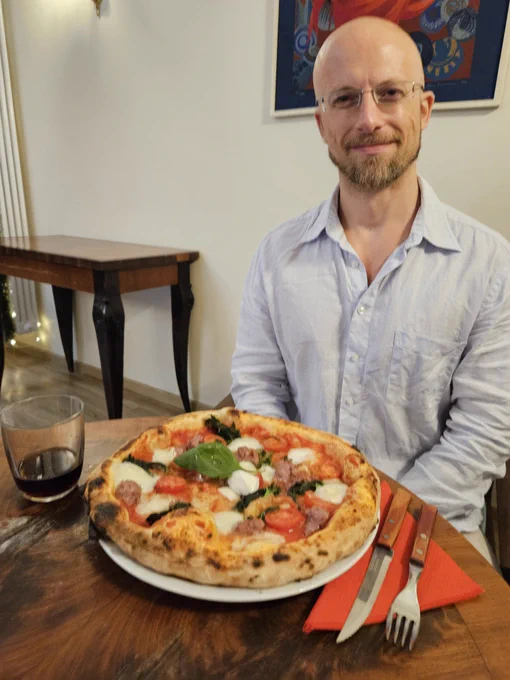 Ich sitze vor einer Pizza