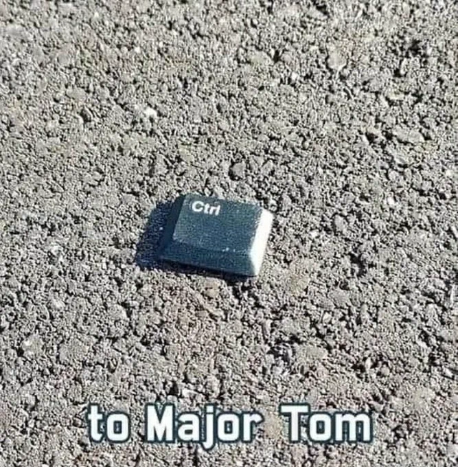 Ctrl-Taste auf dem Boden, darunter steht: to Major Tom.