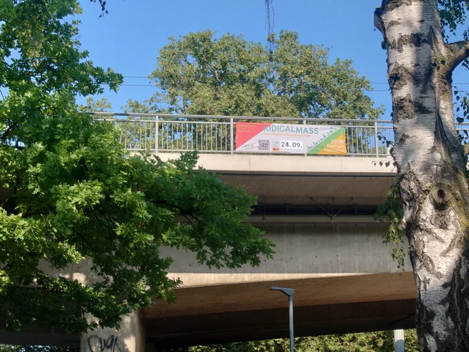 Banner mit Werbung für die KidicalMass an der Vogelsangbrücke Esslingen 