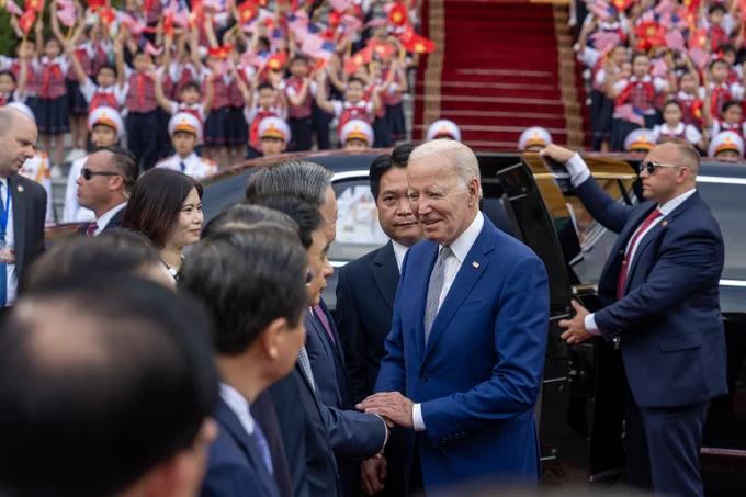 President Biden participates in a welcome ceremony hosted by General Secretary Nguyễn Phú Trọng.