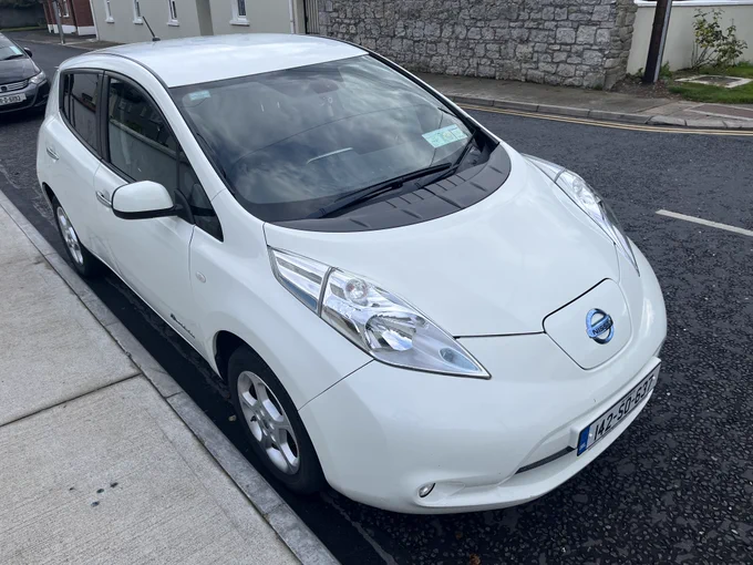Front quarter view of a 2014 white Nissan Leaf