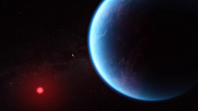 Vue d'artiste d'une exoplanète et de son étoile naine rouge sur fond noir parsemée de quelques petites étoiles. La planète est grande, au premier plan à droite et l'étoile est plus petite, en arrière-plan en bas à gauche. La planète est composée de différentes nuances de bleu, avec des filaments de blanc. Le bord gauche de la planète (le côté faisant face à l’étoile) est éclairé, tandis que le reste est dans l’ombre. L'étoile a une lueur rouge vif.