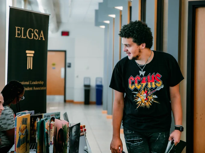 Students browsing books