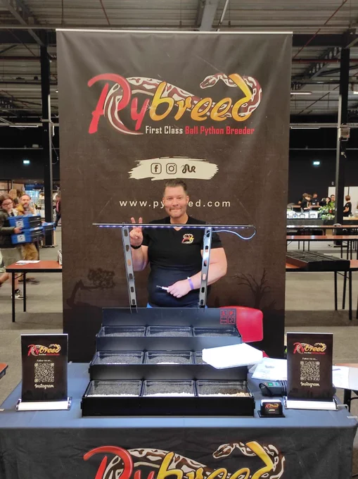 Many thanks again to all visitors, friends, breeders and interested parties who came to my stand today!!

It was a great day and I was really happy with everyone I met!!

There were so many at my stand that I can't even mention everyone, but that's what makes the hobby really fun!!

I will be back in Houten with a stand at Snakeday in two weeks...

As a small thank you for you and to see you again, I'll give you a tip!

Sign up for my newsletter on my website: www.pybreed.com

Next week I will send out a circular email to everyone who has registered there for the first time!

There will be a code in the circular email that will give you a 10% discount if you pre-order and pick it up at Snakeday in Houten!!

So enter quickly.....