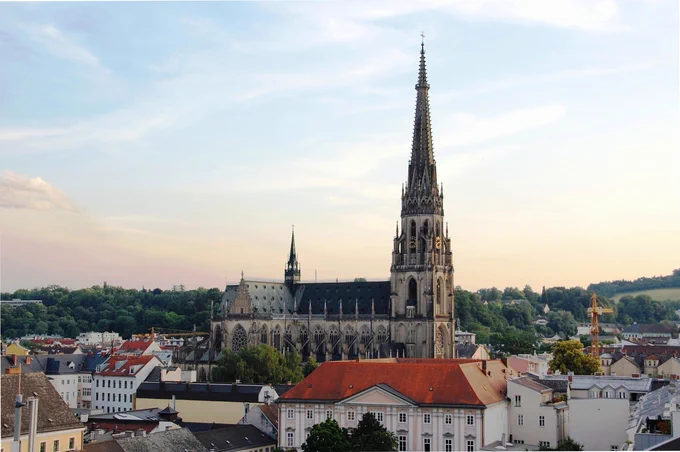 Der Mariä-Empfängnis-Dom, auch Neuer Dom, in Linz; gesehen vom Dach des Einkaufszentrums-Passage; Dein Freund der Baum, CC BY-SA 3.0 <https://creativecommons.org/licenses/by-sa/3.0>, via Wikimedia Commons