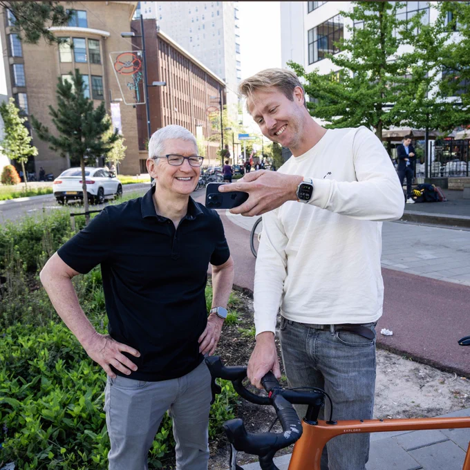 Developer Lex Daniels shows Tim his app on iPhone