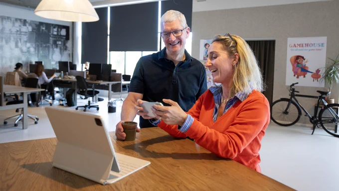 GameHouse CEO Simonetta Lulli shows Tim one of the company’s games on iPhone.