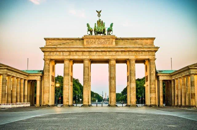 Auf dem Foto ist das Brandenburger Tor zu sehen.