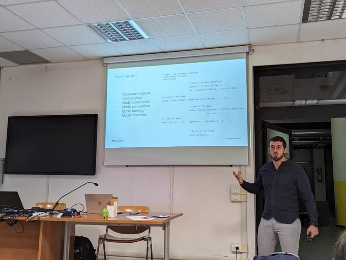 Luca presenta il talk su Keras