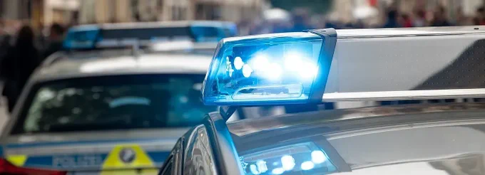 Ein blaues Licht eines Polizeiautos.