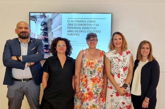 La Clara, al mig, rodejada per la seva directora de tesi i dels membres del tribunal