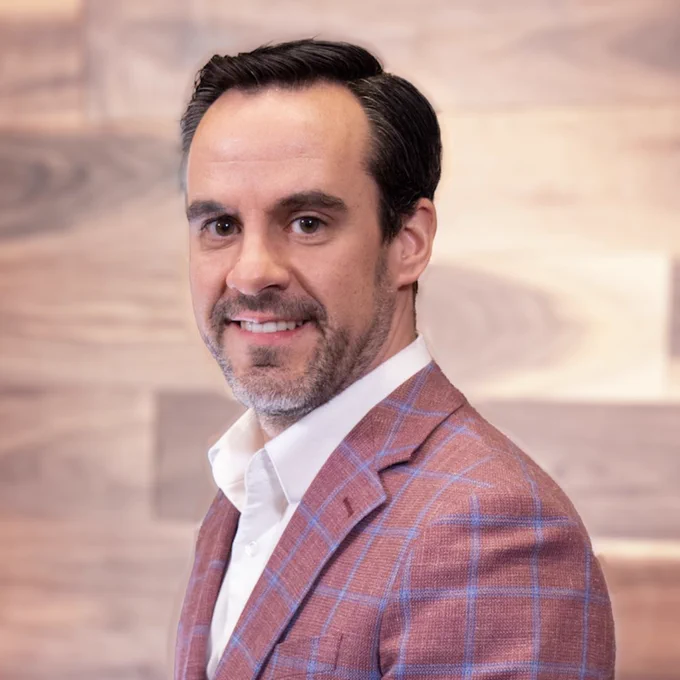 Jean-Nicolas Guillemette est diplomé d'INSEAD et actuellement chef de l'exploitation de Dialogue, le leader canadien en télémédecine. Après avoir fondé la fintech TransacXIon, il a lancé puis dirigé la plateforme Uber au Québec en tant que directeur général pendant près de 5 ans. Depuis 2019 au sein de Dialogue, Jean-Nicolas contribue à la transformation des soins de santé au Canada et a notamment développé une expertise dans les soins de santé mentale dans le milieu du travail.