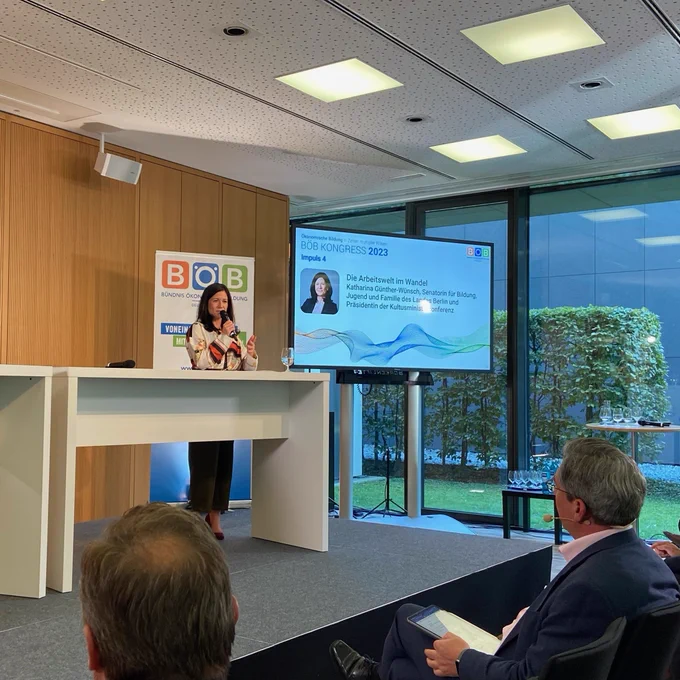 KMK-Präsidentin Katharina Günther-Wünsch bei ihrem Vortrag auf dem Kongress des Bündnisses für Ökonomische Bildung.