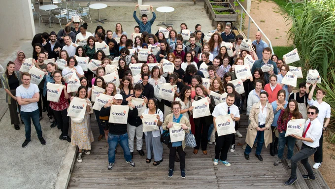 L'ensemble des étudiantes et étudiants de master de l'Enssib, pris en photo depuis le toit de l'Enssib, le jour de leur rentrée