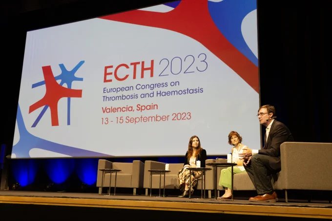 Doctora Nuria Revilla y Pilar Llamas en el Congreso Europeo de Trombosis y Hemostasia de Valencia. Ponencia 'Fisiopatología y tratamiento del VITT'