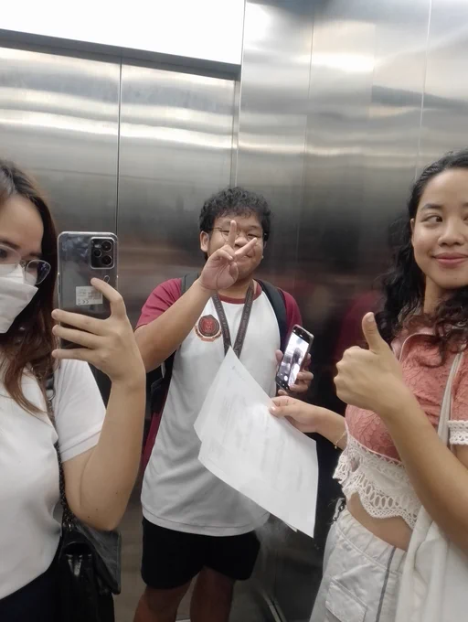 Natuwa sa elevator sa REDREC AUDI