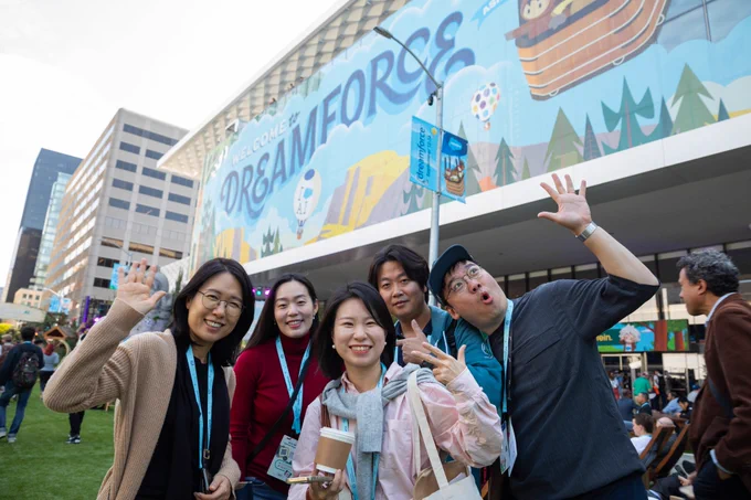 Group of Dreamforce attendees posing on Howard Street.