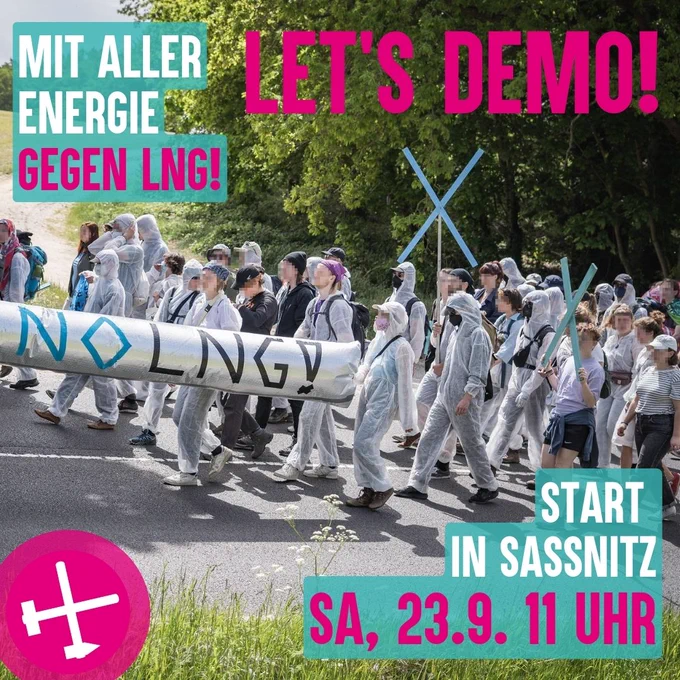 Auf dem Bild sind Aktivist:innen in Maler:innenanzügen zu sehen. Sie halten eine aufblasbare Pipline, auf der "NO LNG!" drauf steht. Der Aufruf zur Demo am Samstag, 23.9. um 11:00 ist beschrieben.