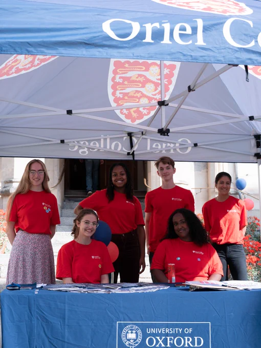Student ambassadors ready to show prospective applicants around Oriel College