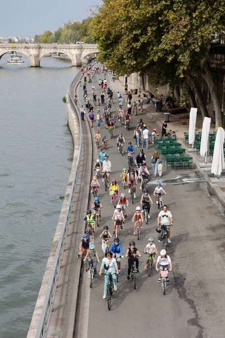 Les quais pendant la journée Paris Respire avec la Kidical Mass, avec beaucoup de vélos.

Crédit : Jean-Baptiste Gurliat/Ville de Paris