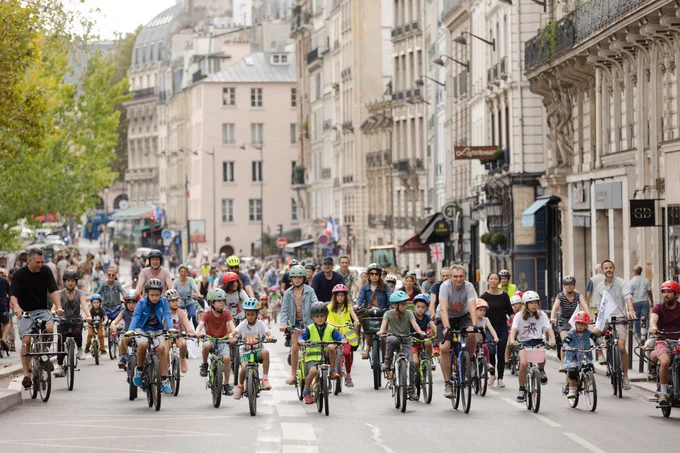 Journée Paris Respire avec la Kidical Mass et beaucoup de personnes dont des enfants en vélo.

Crédit : Jean-Baptiste Gurliat/Ville de Paris