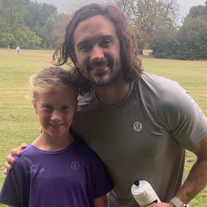 Selfie of Joe Wicks with a junior parkrunner