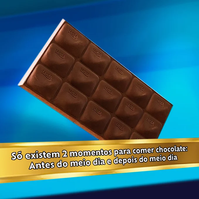 Imagem do tablete de Ao Leite com um fundo azul e uma faixa dourada na parte inferior com o texto dentro: "Só existem 2 momentos para comer chocolate: Antes do meio dia e depois do meio dia".