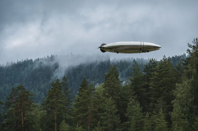 Ilmalaiva lentää metsän yllä Kolilla