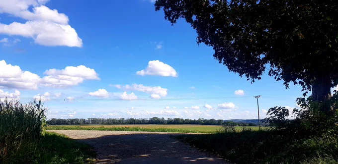Blauer Himmel mit weißen Wolken