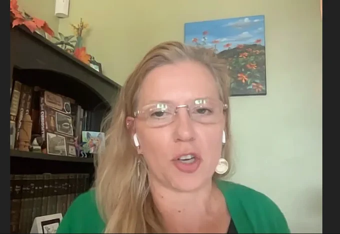 The image shows Cindy Perman, who formerly worked for CNBC and WSJ, speaking during SABEW's virtual training, "How College Students Can Set Up Their First Budget."