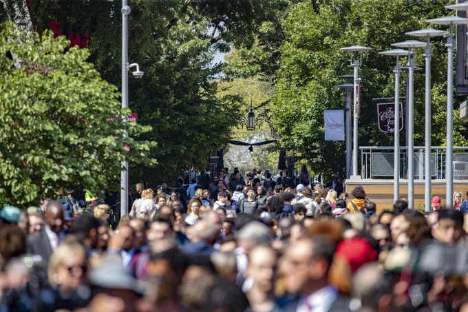 A crowd of students on Polett walk