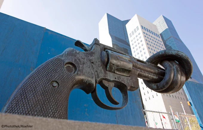 Eine verknotete Pistole : Das Werk - Non Violence - des schwedischen Kuenstlers Carl Fredrik Reuterswaerd steht als Friedenssymbol seit 1988 vor dem Hauptsitz der Vereinten Nationen, New York.