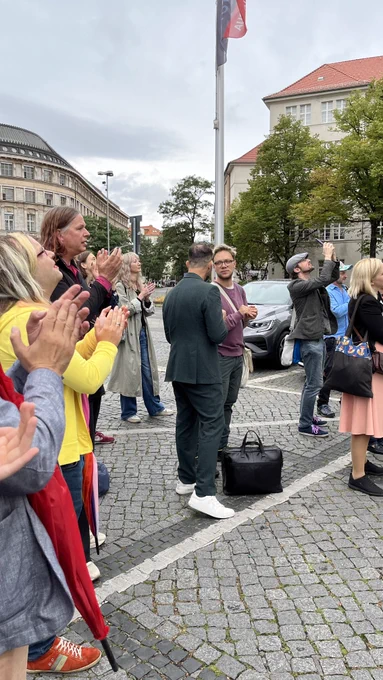 Eine Menschenmenge applaudiert.